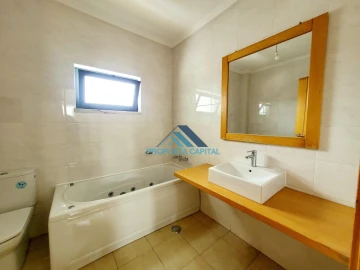 Moradia T5 para Venda em Laranjeiro e Feijó