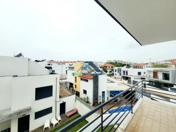 Moradia T5 para Venda em Laranjeiro e Feijó