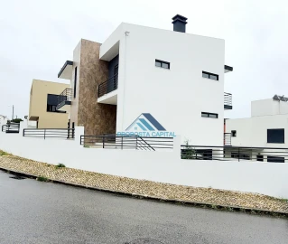 Moradia T5 para Venda em Laranjeiro e Feijó