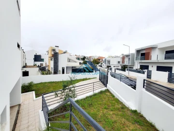 Moradia T5 para Venda em Laranjeiro e Feijó