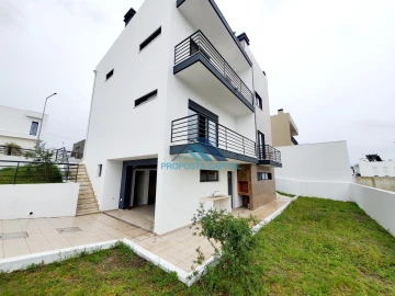 Moradia T5 para Venda em Laranjeiro e Feijó