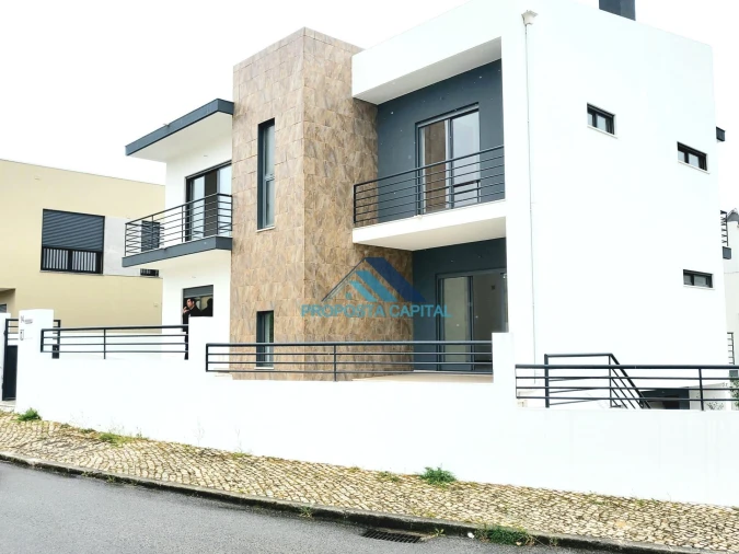 Moradia T5 para Venda em Laranjeiro e Feijó Foto 4