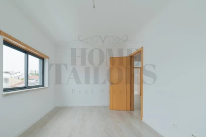 Moradia T5 para Venda em Laranjeiro e Feijó