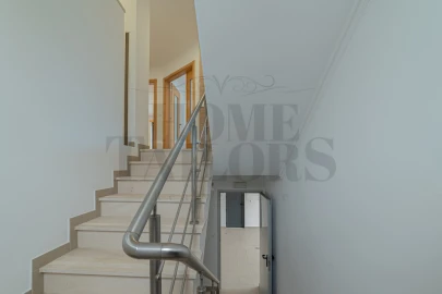 Moradia T5 para Venda em Laranjeiro e Feijó