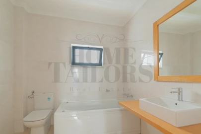 Moradia T5 para Venda em Laranjeiro e Feijó