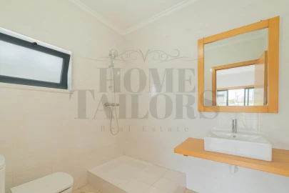 Moradia T5 para Venda em Laranjeiro e Feijó