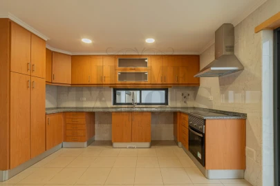 Moradia T5 para Venda em Laranjeiro e Feijó