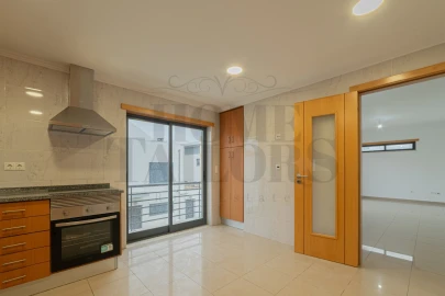 Moradia T5 para Venda em Laranjeiro e Feijó