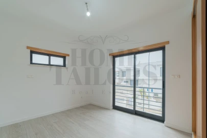 Moradia T5 para Venda em Laranjeiro e Feijó