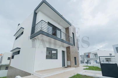 Moradia T5 para Venda em Laranjeiro e Feijó