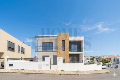 Moradia T5 para Venda em Laranjeiro e Feijó