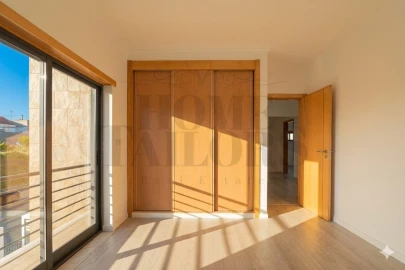 Moradia T5 para Venda em Laranjeiro e Feijó