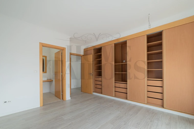 Moradia T5 para Venda em Laranjeiro e Feijó Foto 3