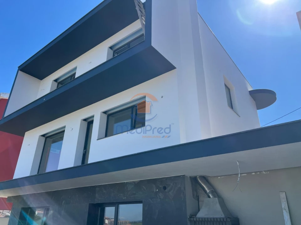 Moradia T4 para Venda em Ramada e Caneças Foto 4