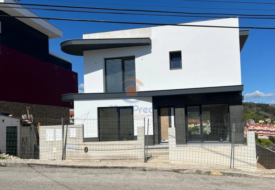 Moradia T4 para Venda em Ramada e Caneças Foto 1