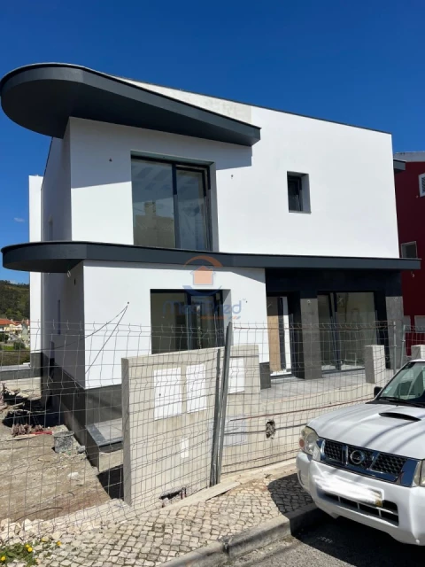 Moradia T4 para Venda em Ramada e Caneças