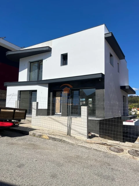 Moradia T4 para Venda em Ramada e Caneças