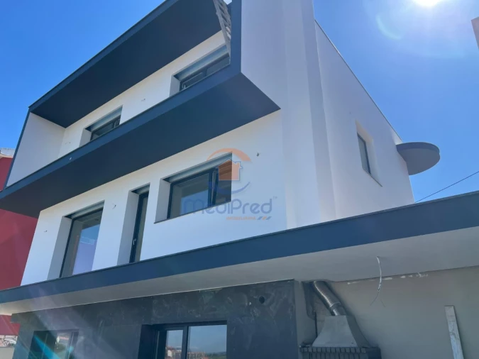 Moradia T4 para Venda em Ramada e Caneças Foto 4