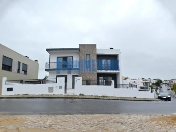 Moradia T5 para Venda em Almada, Cova da Piedade, Pragal e Cacilhas