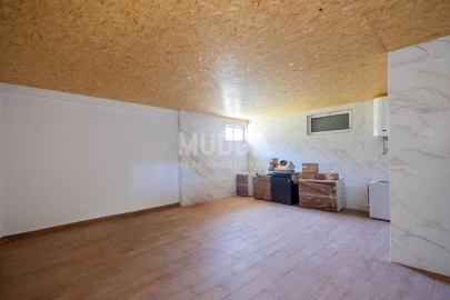 Armazém para Venda em Escapães