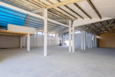 Armazém para Venda em Escapães