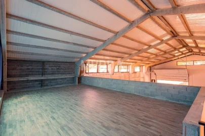 Armazém para Venda em Escapães