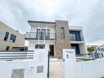 Moradia T5 para Venda em Almada, Cova da Piedade, Pragal e Cacilhas