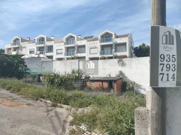 Terreno para Venda em Charneca de Caparica e Sobreda