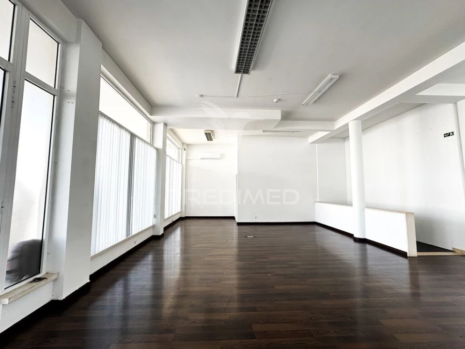 Loja para Arrendamento em Laranjeiro e Feijó Foto 3