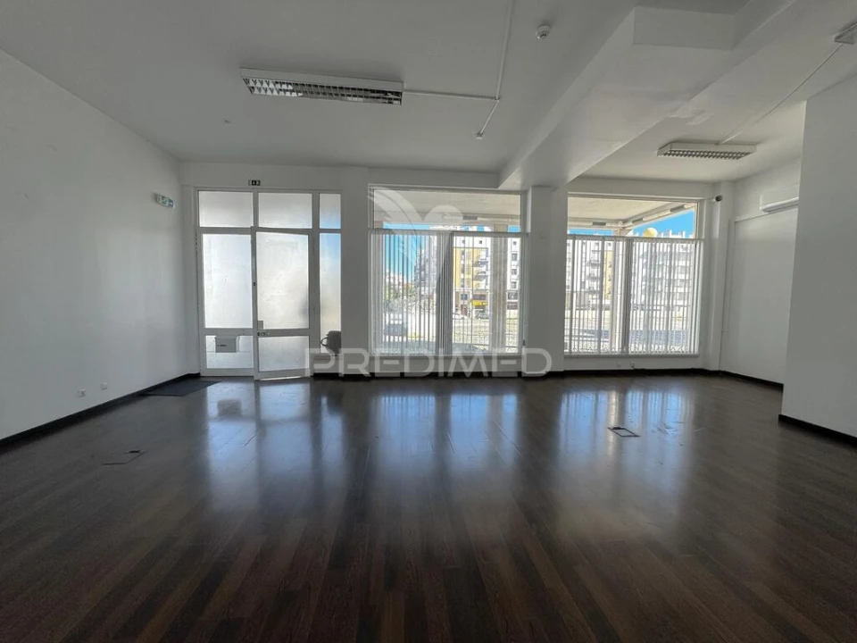 Loja para Arrendamento em Laranjeiro e Feijó Foto 1