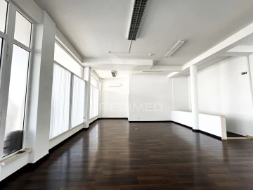 Loja para Arrendamento em Laranjeiro e Feijó