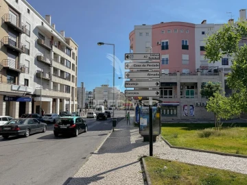 Loja para Arrendamento em Laranjeiro e Feijó