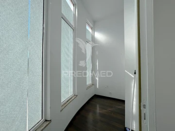 Loja para Arrendamento em Laranjeiro e Feijó