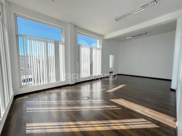 Loja para Arrendamento em Laranjeiro e Feijó