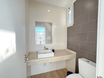 Loja para Arrendamento em Laranjeiro e Feijó