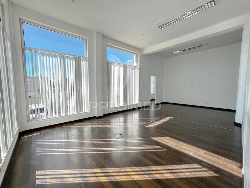 Loja para Arrendamento em Laranjeiro e Feijó Foto 6