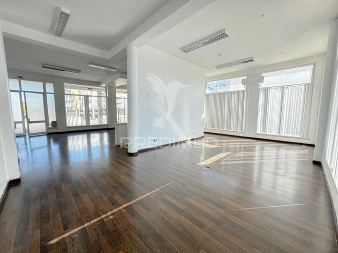 Loja para Arrendamento em Laranjeiro e Feijó Foto 2