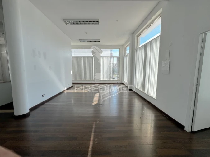 Loja para Arrendamento em Laranjeiro e Feijó Foto 4