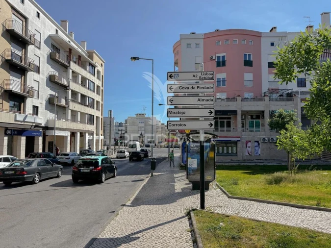 Loja para Arrendamento em Laranjeiro e Feijó Foto 10