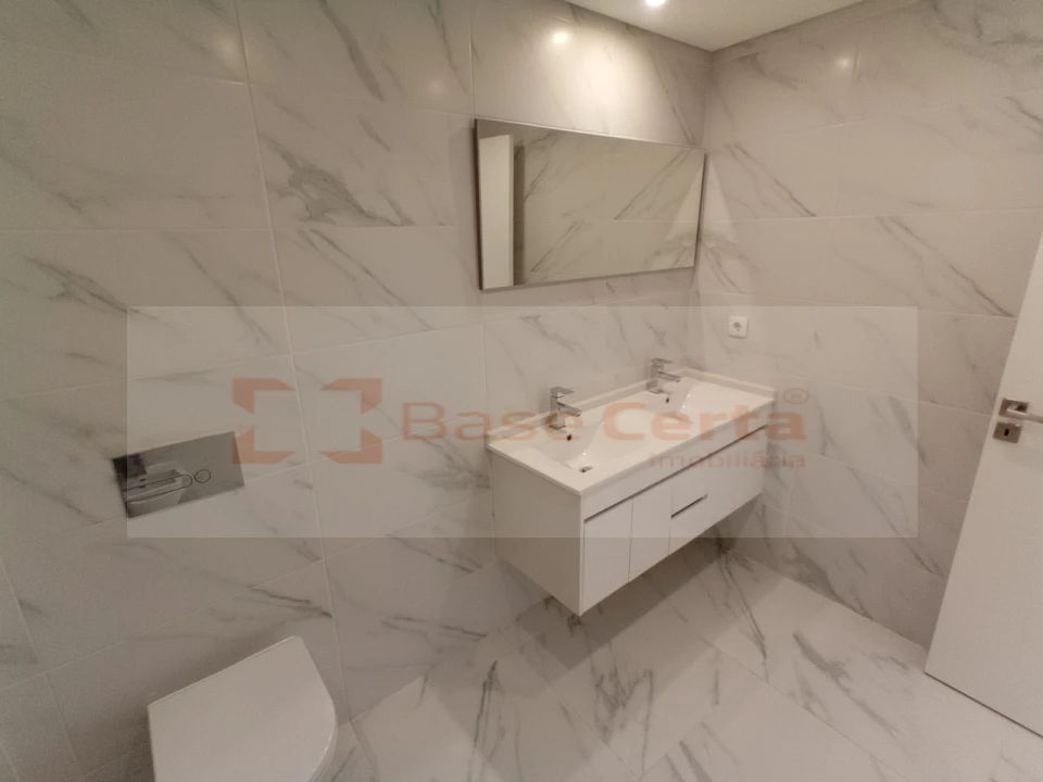 Moradia T4 para Venda em Corroios Foto 11