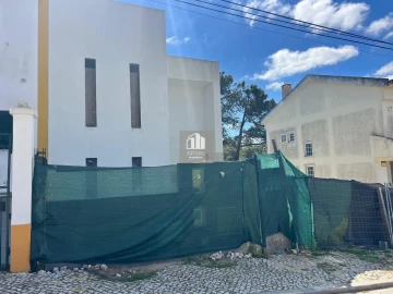 Moradia T2 para Venda em Charneca de Caparica e Sobreda
