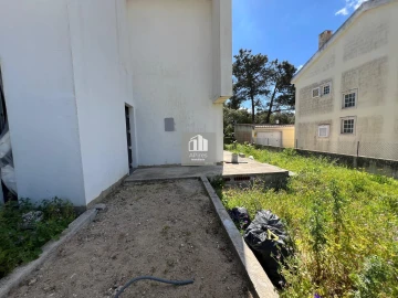 Moradia T2 para Venda em Charneca de Caparica e Sobreda