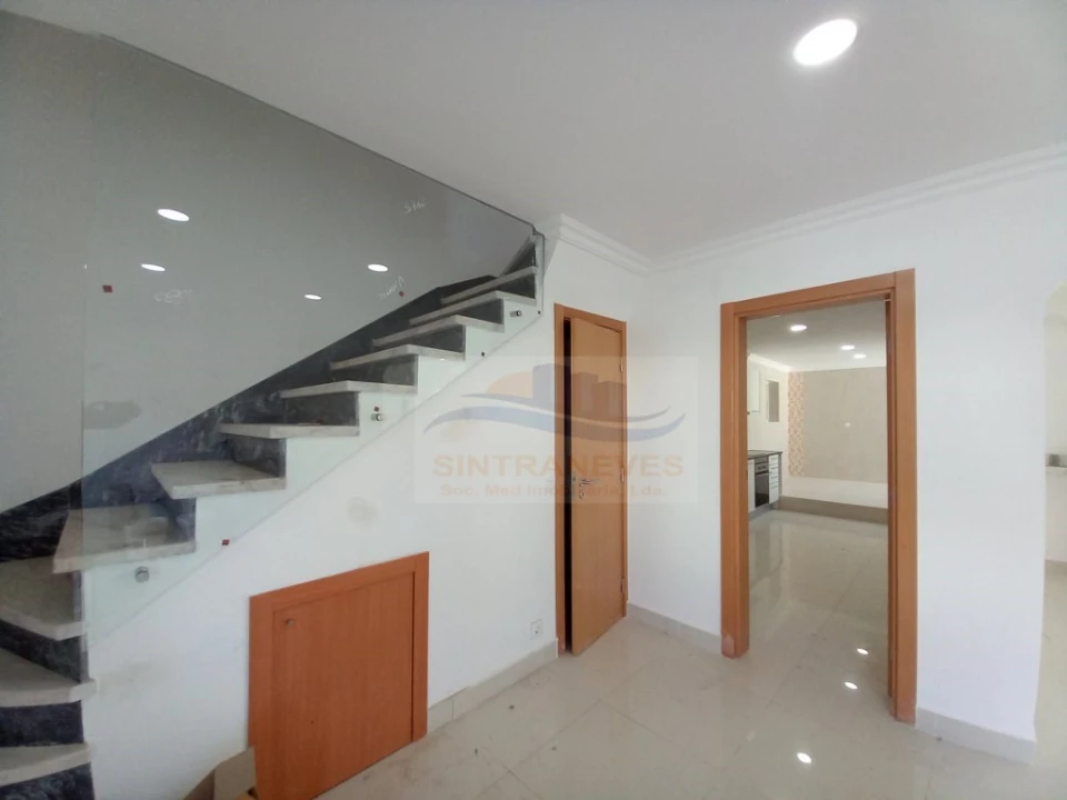 Moradia T4 para Venda em São Domingos de Rana Foto 8