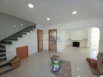 Moradia T4 para Venda em São Domingos de Rana