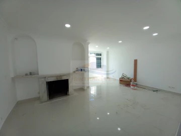 Moradia T4 para Venda em São Domingos de Rana