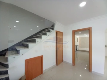 Moradia T4 para Venda em São Domingos de Rana