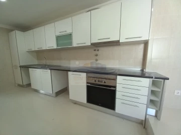 Moradia T4 para Venda em São Domingos de Rana