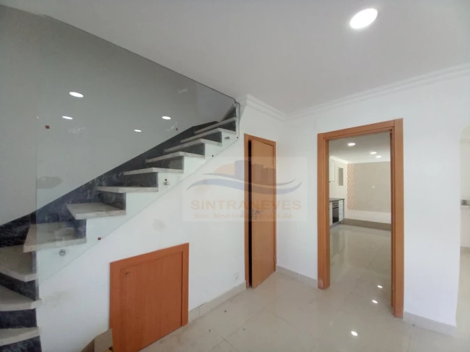 Moradia T4 para Venda em São Domingos de Rana Foto 8