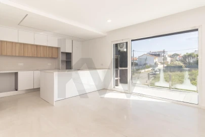 Apartamento T2 para Venda em Charneca de Caparica e Sobreda