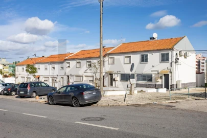 Moradia T4 para Venda em Laranjeiro e Feijó